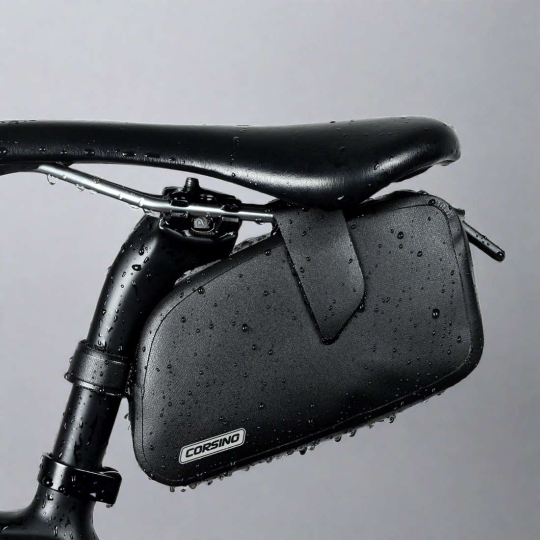Saddle Bag in black, made of waterproof 600D TPU. Dimensions: 21.5x5x11cm, weight: 85g.