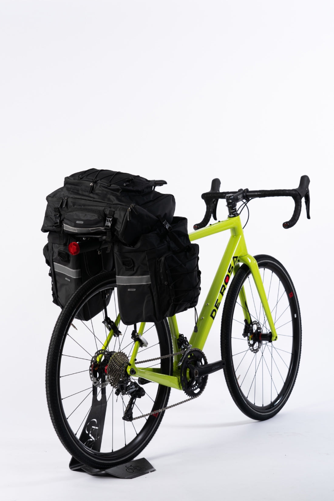 Pannier Bag 75L in black, made of water-resistant 500D PVC Twill Fabric. Top dimensions: 31x15x49cm, sides dimensions: 29.5x15x34cm, weight: 2300g. Features a multi-functional design with two shoulder bags and a backpack, all attached to a bike pannier.