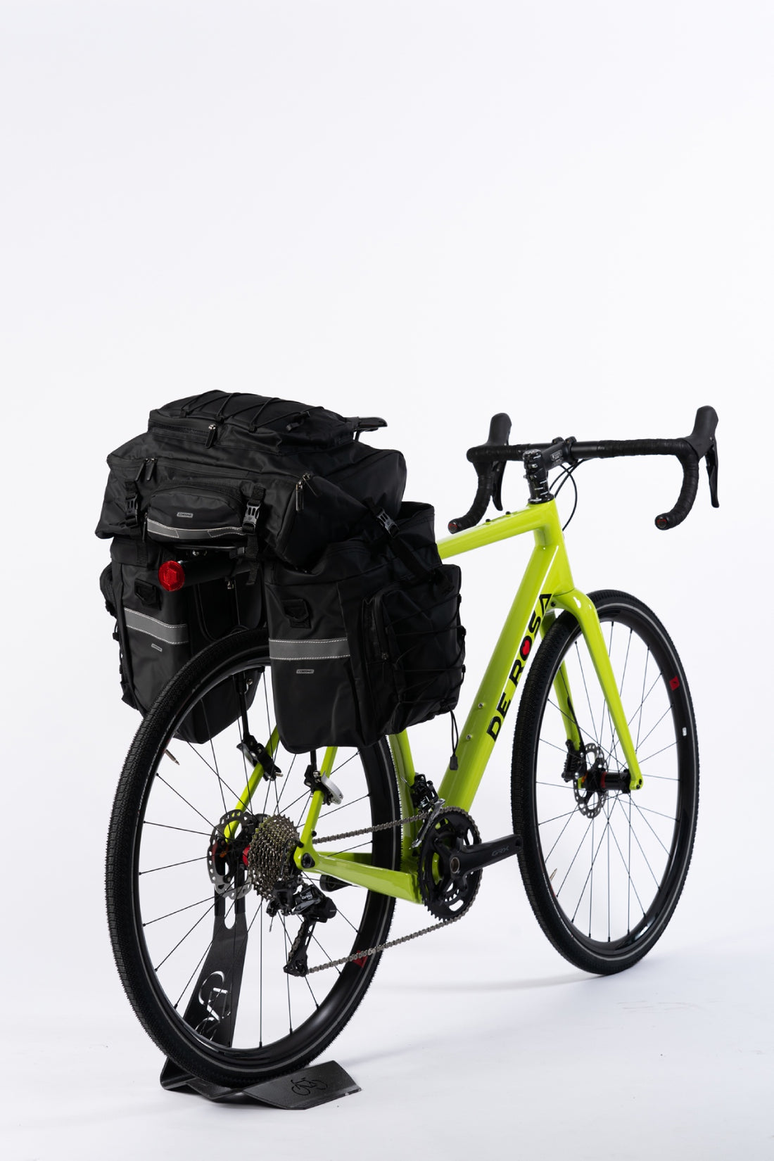Pannier Bag 75L in black, made of water-resistant 500D PVC Twill Fabric. Top dimensions: 31x15x49cm, sides dimensions: 29.5x15x34cm, weight: 2300g. Features a multi-functional design with two shoulder bags and a backpack, all attached to a bike pannier.