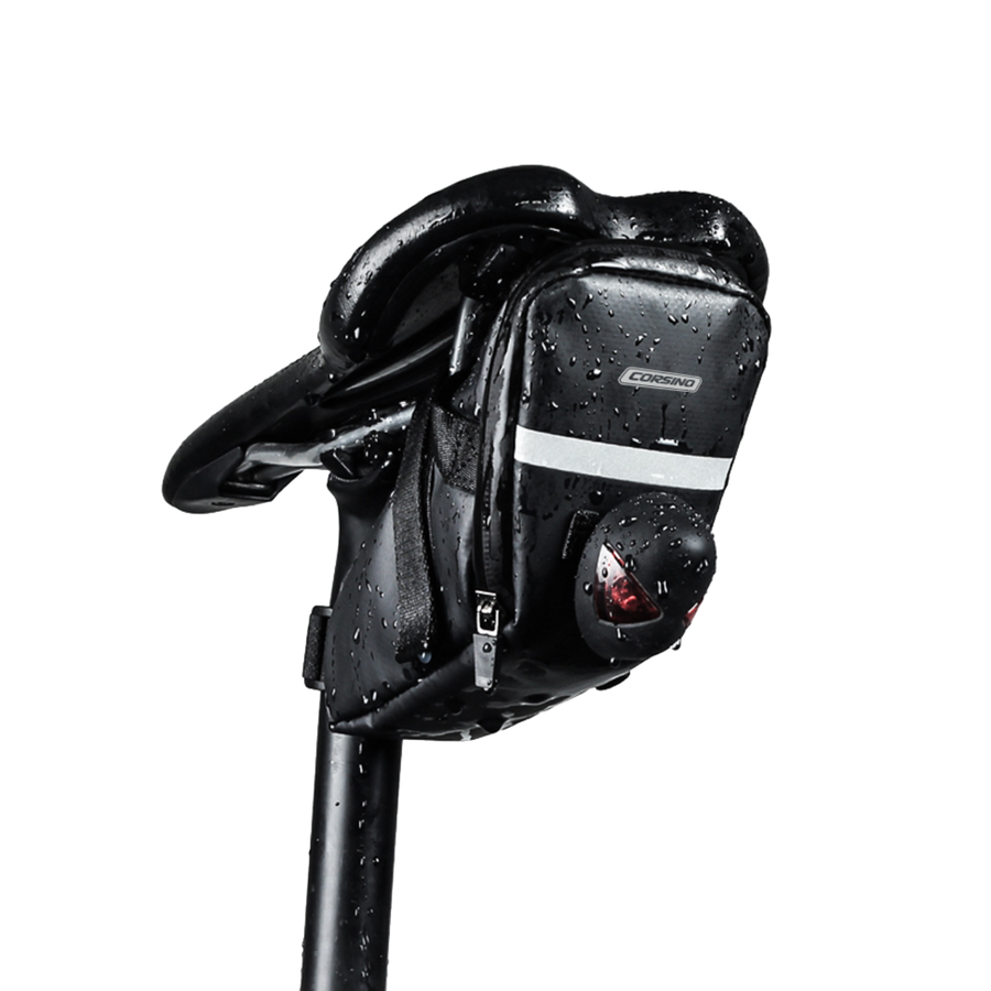 Saddle Bag in black, attached to a bike saddle and seat post, made of water-resistant polyester. Dimensions: 19x11x11cm, weight: 80g.