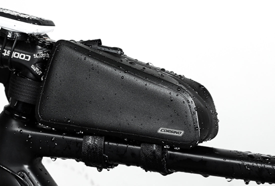 Detailed view of the Corsino Sally's adjustable rail system and elongated leather mounting straps. This rock-solid, non-slip fixation completely eliminates frame paint friction and prevents the bag from swaying on aggressive downhill trail descents.